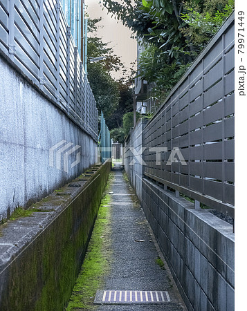 下町の細く暗い裏路地（排水路） 79971449