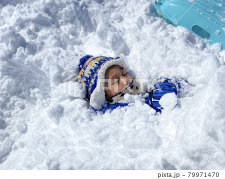 雪の埋まる男の子 79971470