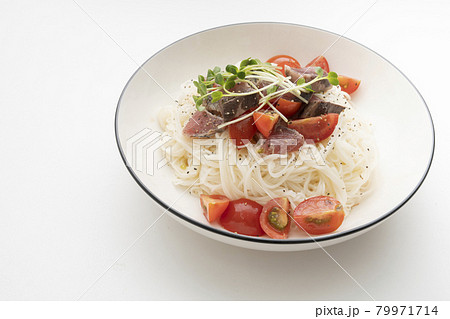 鰹のたたきとプチトマトを乗せたアレンジ素麺 79971714