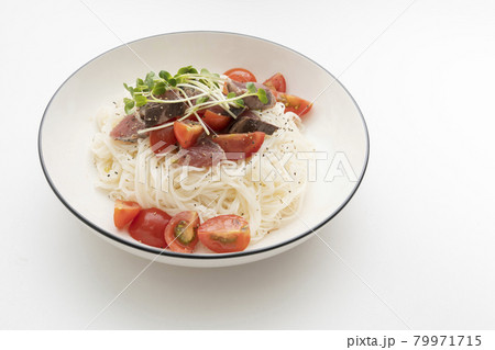 鰹のたたきとプチトマトを乗せたアレンジ素麺 鰹のたたきとプチトマトを乗せたアレンジ素麺 79971715