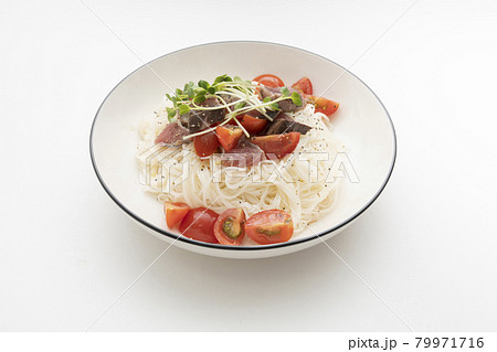 鰹のたたきとプチトマトを乗せたアレンジ素麺 鰹のたたきとプチトマトを乗せたアレンジ素麺 79971716