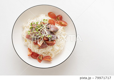 鰹のたたきとプチトマトを乗せたアレンジ素麺 鰹のたたきとプチトマトを乗せたアレンジ素麺 79971717