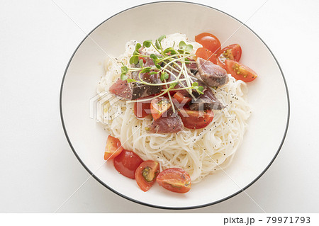 鰹のたたきとプチトマトを乗せたアレンジ素麺 鰹のたたきとプチトマトを乗せたアレンジ素麺 79971793