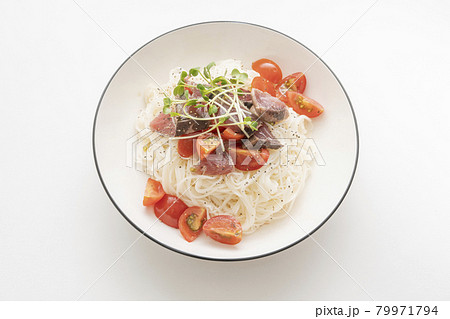 鰹のたたきとプチトマトを乗せたアレンジ素麺 79971794