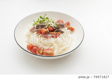 鰹のたたきとプチトマトを乗せたアレンジ素麺 鰹のたたきとプチトマトを乗せたアレンジ素麺 79971827