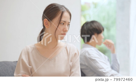 喧嘩をするカップル 喧嘩をするカップル 79972460