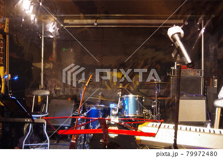 コロナ禍のライブハウス コロナ禍のライブハウス 79972480