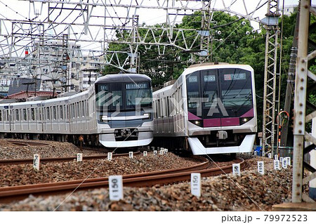 地上線を走る地下鉄・半蔵門線08系と日比谷線13000系 地上線を走る地下鉄・半蔵門線08系と日比谷線13000系 79972523