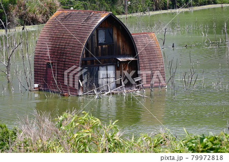水に浸かった小屋 水に浸かった小屋 79972818