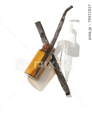 アロマボトルとバニラビーンズを白背景で撮影 アロマボトルとバニラビーンズを白背景で撮影 79972837