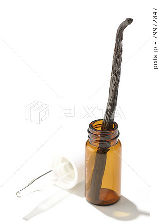 アロマボトルとバニラビーンズを白背景で撮影 79972847