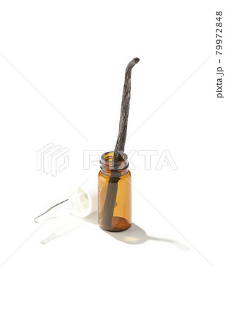 アロマボトルとバニラビーンズを白背景で撮影 79972848