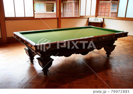 歴史を感じるビリヤード台 79972885