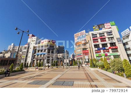 晴れた日の松戸駅西口駅前の風景 79972914