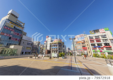 晴れた日の松戸駅西口駅前の風景 79972918
