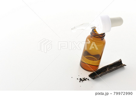 アロマボトルとバニラビーンズを白背景で撮影 79972990