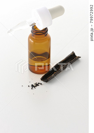アロマボトルとバニラビーンズを白背景で撮影 79972992