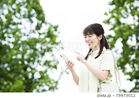 女性 スマホ 検索 笑顔 屋外 女性 スマホ 検索 笑顔 屋外 79973012