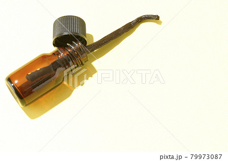 アロマボトルとバニラビーンズ 79973087