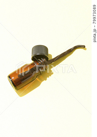 アロマボトルとバニラビーンズ 79973089