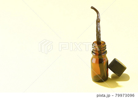 アロマボトルとバニラビーンズ アロマボトルとバニラビーンズ 79973096