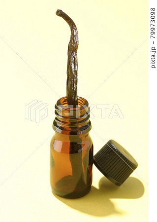 アロマボトルとバニラビーンズ 79973098