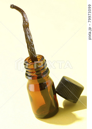 アロマボトルとバニラビーンズ 79973099