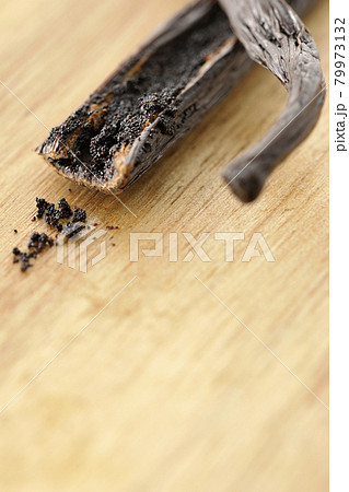 鞘からこぼれ落ちるバニラビーンズの写真素材