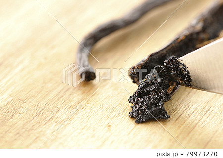 ナイフで鞘からバニラビーンズをこそげ取る 79973270