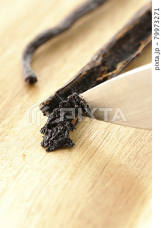 ナイフで鞘からバニラビーンズをこそげ取る 79973271