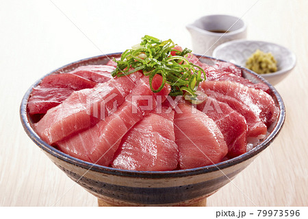 マグロ丼 中トロから赤身の美味しそうな丼 マグロ丼 中トロから赤身の美味しそうな丼 79973596