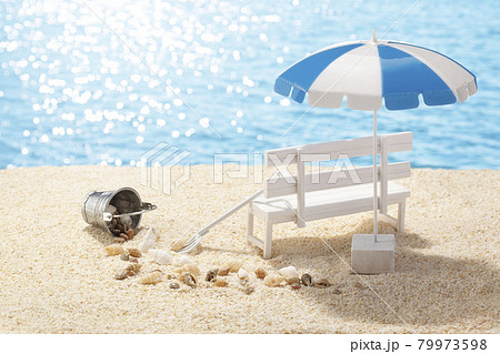 潮干狩りへ夏の砂浜と白いベンチとビーチパラソル 79973598
