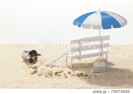潮干狩りへ夏の砂浜と白いベンチとビーチパラソル 潮干狩りへ夏の砂浜と白いベンチとビーチパラソル 79973600