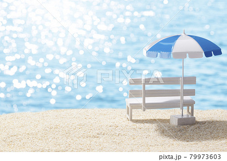 夏の砂浜と白いベンチとビーチパラソル 夏の砂浜と白いベンチとビーチパラソル 79973603