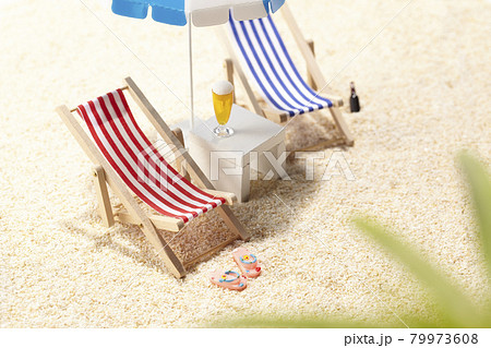 夏の砂浜とビーチチェア 79973608