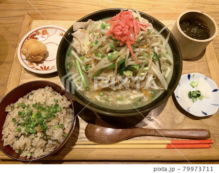 東京にある沖縄料理屋さんのソーキそばと炊き込みご飯 79973711