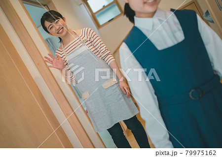 中学生ママの朝のお見送り 79975162