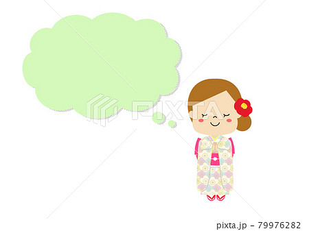 手を合わせてお願い事をする着物姿の女の子と雲形吹き出し 79976282