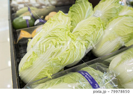 スーパーの野菜売り場イメージ　白菜 79978650