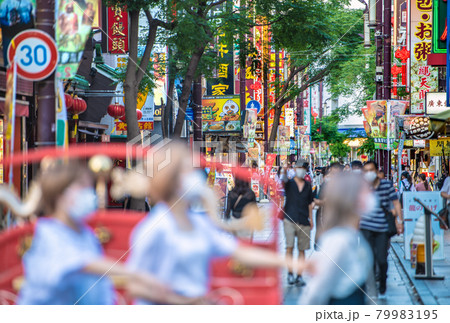 日本の横浜都市景観 東京は4度目の宣言下。感染拡大中だが、横浜中華街には観光客らの姿が…＝7月19日 79983195