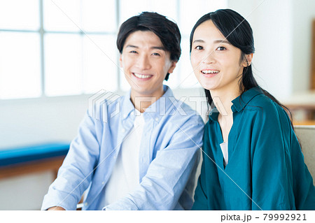 夫婦　カップル　家族　ライフスタイル　リビング　 79992921