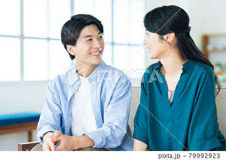 夫婦　カップル　家族　ライフスタイル　リビング　 79992923