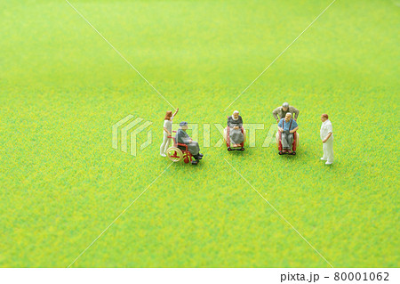 車椅子の高齢者と介護士イメージ 80001062