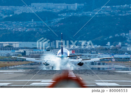 伊丹空港に着陸し、タイヤスモークを上げる旅客機 80006553