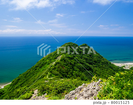 山の中腹から海を見渡す (角田山、西蒲区、新潟県) 80015125