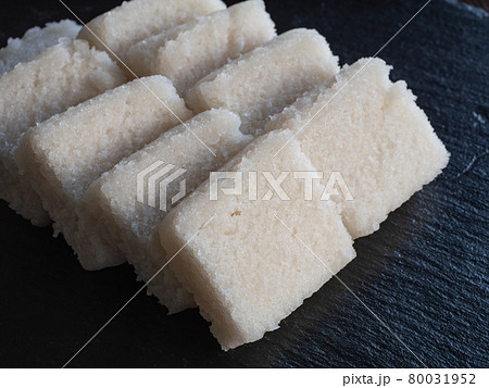 和菓子の"軽羹(かるかん)"。日本の九州地方の特産品。 和菓子の"軽羹(かるかん)"。日本の九州地方の特産品。 80031952