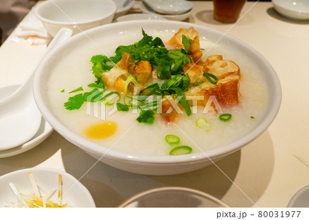 揚げた麩とネギとパクチーをトッピングした中華粥。 揚げた麩とネギとパクチーをトッピングした中華粥。 80031977