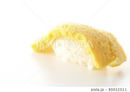 玉子の握り寿司のみを白背景で単品撮影 80032011