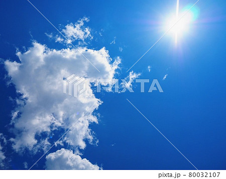 夏の空模様　猛暑日の炎天下 80032107