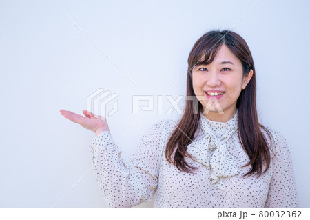 紹介をする女性・コピースペース右 紹介をする女性・コピースペース右 80032362
